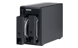 QNAP TR-002/32TB-IWP storage drive enclosure HDD/SSD enclosure Black 2.5/3.5"